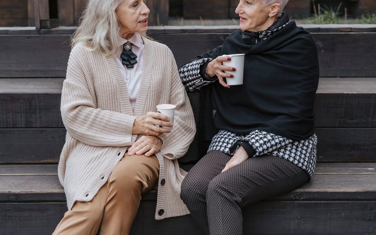 Amigos da melhor idade conversando e rindo no jardim
